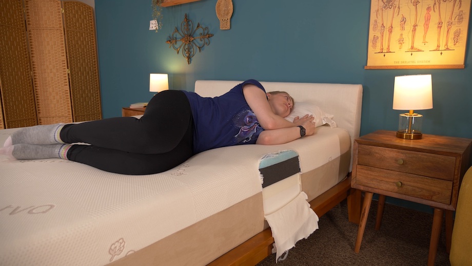 Julia, of Sleep Advisor, testing the Contour5 for side sleepers