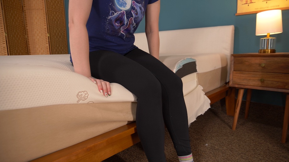 Julia, of Sleep Advisor, testing the Contour5's edge support